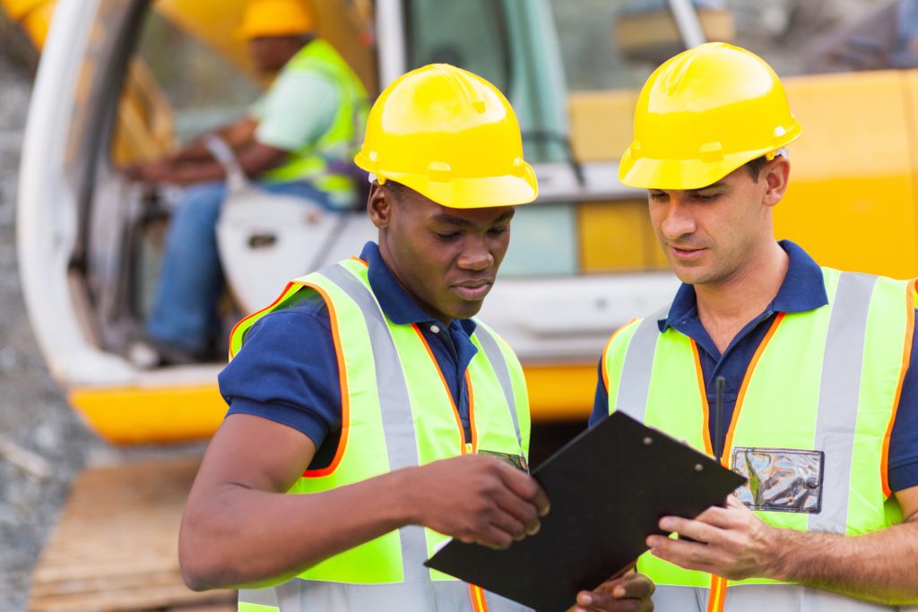 Trabalhadores da construção civil colocando em prática o Diálogo de Segurança.