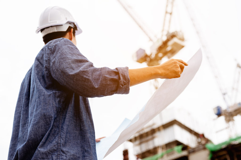engenheiro realizando a gestão de obras em visita a canteiro